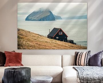 Huisje op een klif in de Faeröer Eilanden van Expeditie Aardbol