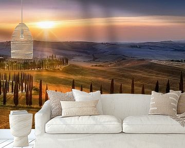 Toscane landschap met velden, cipressenpad en heuvellandschap bij zonsondergang van Voss fotografie