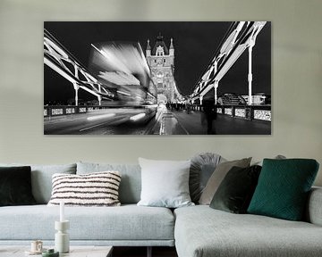 Dubbeldeksbus op Tower Bridge in Londen / zwart-wit van Werner Dieterich
