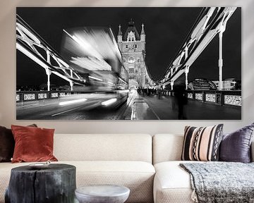 Doppeldeckerbus auf der Tower Bridge in London / Schwarzweiss von Werner Dieterich