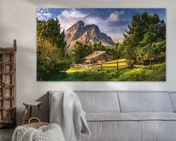 Houten huis op een bergweide in de Alpen / Dolomieten in Italië van Voss Fine Art Fotografie