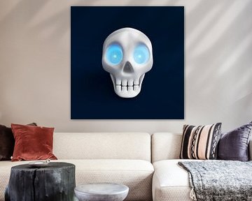 Lustiger Totenschädel mit blau leuchtenden Augen 2 von Jörg Hausmann