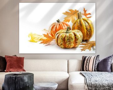Lebensmittelkürbisse oder -kürbisse und farbiges Herbstlaub, Grußkarte für Halloween oder Thanksgivi von Maren Winter