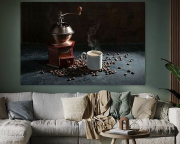 Moulin à café manuel en bois, tasse blanche avec la boisson chaude fumante et quelques grains torréf sur Maren Winter