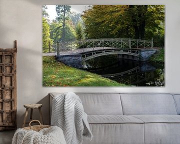 Voetgangersbrug over een kanaal in het park bij het kasteel Schwerin op een zonnige herfstdag, kopie van Maren Winter