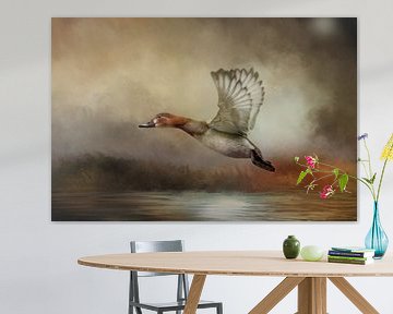 Fliegende Ente über Wasser in der Herbstlandschaft von Diana van Tankeren