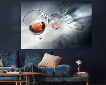 Glazen met rode wijn, staand, vallend en rollend in ongewone perspectieven, abstract concept van een van Maren Winter