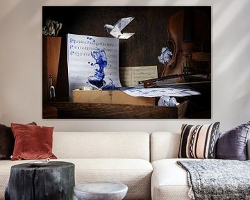 Spetterende inkt op de rustieke werkplek van een muzikant met bladmuziek, viool, voetafdrukken en ee van Maren Winter