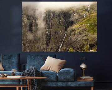 berg waterval bij de trollstigen route in Noorwegen