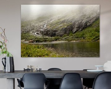 bergsee an einem nebligen morgen in Norwegen von Karijn | Fine art Natuur en Reis Fotografie