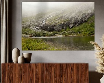 bergsee an einem nebligen morgen in Norwegen von Karijn | Fine art Natuur en Reis Fotografie