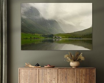 Bergsee in den norwegischen Fjorden mit einem Dorf auf der anderen Seite von Karijn | Fine art Natuur en Reis Fotografie