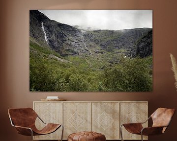 Landschaft mit einem Berghang der Trollstigen-Route in Norwegen an einem nebligen Morgen von Karijn | Fine art Natuur en Reis Fotografie
