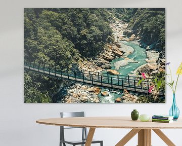 Hangbrug in het Taroko Gorge National Park in Taiwan van Expeditie Aardbol