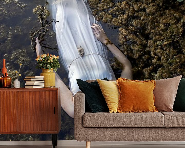 Sfeerimpressie behang: Oh Ophelia - vrouw in het water van Iris Kelly Kuntkes