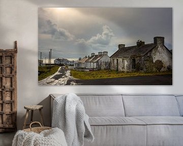 Vervallen huisjes op Achill Island van Bo Scheeringa Photography
