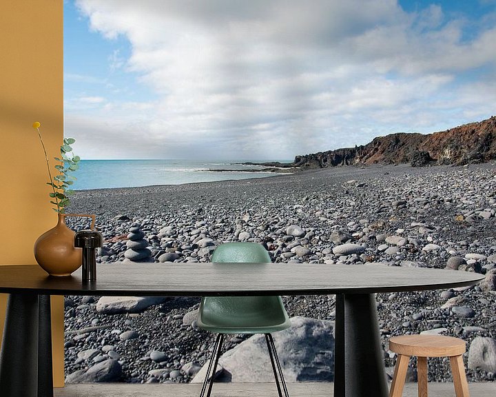 Sfeerimpressie behang: Vulkanisch strand in IJsland van Lifelicious