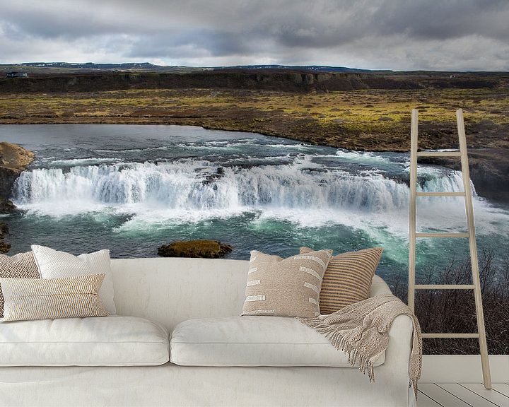 Sfeerimpressie behang: Waterval in IJsland van Lifelicious