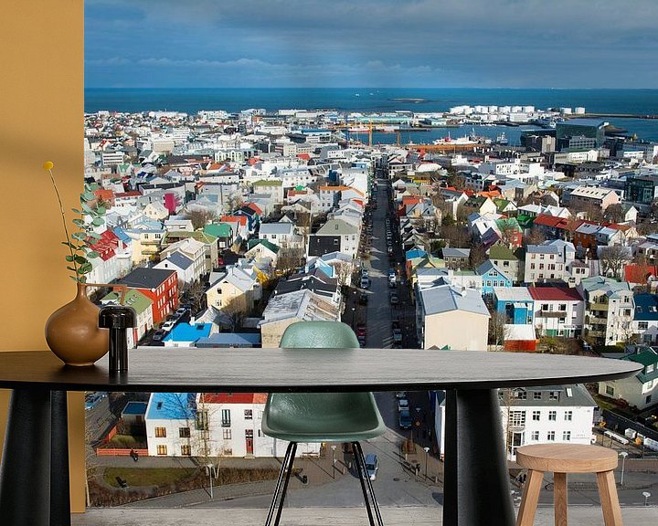 Sfeerimpressie behang: Uitzicht op Reykjavik, IJsland van Lifelicious