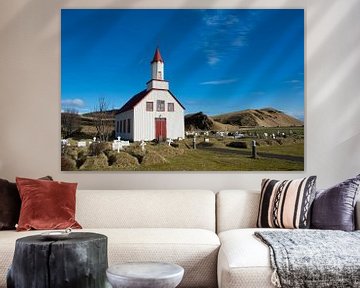 Kerkje in het IJslandse landschap