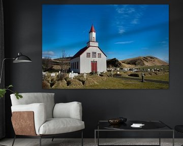 Kirche in der isländischen Landschaft von Lifelicious