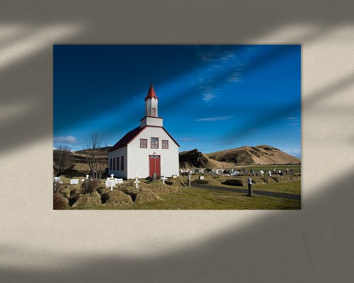 Sfeerimpressie: Kerkje in het IJslandse landschap van Lifelicious