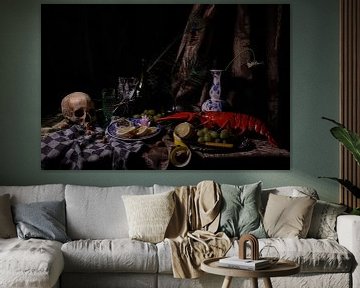 Vanitas stilleven met kreeft, citroen, glas, druiven en schedel van Esther Scherpenzeel