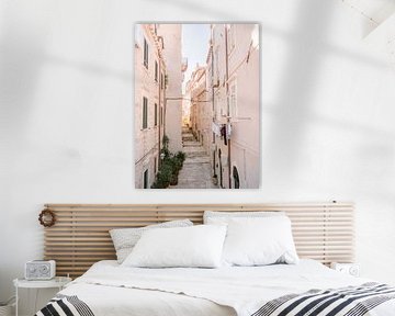 Straßen von Dubrovnik Kroatien | Pastell Reisefotografie Druck Poster | Fernweh-Vibes von Raisa Zwart