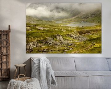 Mistige dag, een groen landschap met een meertje in Noorwegen van Karijn | Fine art Natuur en Reis Fotografie
