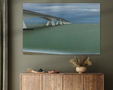 Donkere wolken over de Zeelandbrug bij de Oosterschelde  in Zeeland van Karin Riethoven