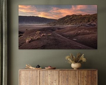 Ein wunderschöner Blick auf die Sandebene von Bromo bei einem farbenprächtigen Sonnenaufgang. von Anges van der Logt