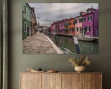 Ein bedeckter Tag in Burano, Italien von Anges van der Logt