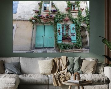 Huis met luiken in Arles, Provence, Frankrijk van Maarten Hoek