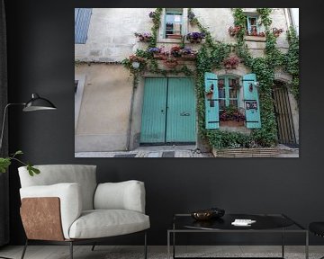 Huis met luiken in Arles, Provence, Frankrijk van Maarten Hoek