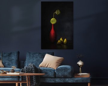 Einfach rot . Stilles Leben mit Birnen, Lotus-Stempeln und roter Vase von Saskia Dingemans Awarded Photographer