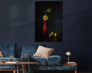 Simply red . Awarded Stil leven met peren, lotusstempels en rode vaas van Saskia Dingemans Awarded Photographer