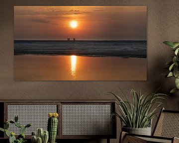 Les gens au coucher du soleil sur la plage