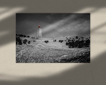 Die Sendestation als buntes Leuchtfeuer auf dem Mont Ventoux von Beeldpracht by Maaike
