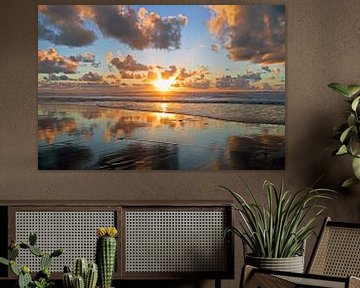 Mooie zonsondergang aan de Noordzee kust in Nederland van Eye on You