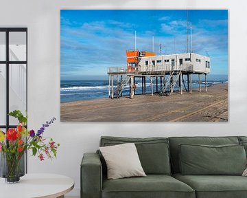 Gebouw reddingsbrigade op het strand bij Petten van Wim Stolwerk