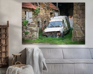Urbex-Foto eines verrosteten Autos, in einer verlassenen Scheune von Patrick Verhoef
