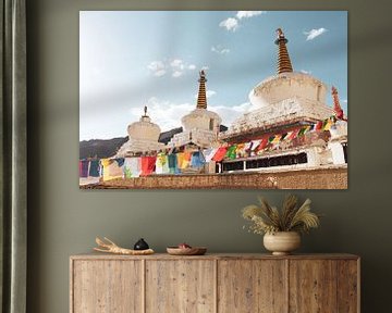 Stupa's en Tibetaanse gebedsvlaggen bij klooster in Ladakh van Your Travel Reporter