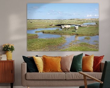 Moutons dans le marais salé à marée haute sur Anja Brouwer Fotografie