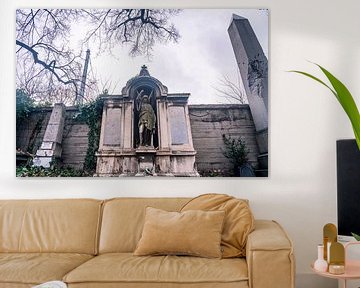 Statue sombre au cimetière de Budapest, en Hongrie sur John Ozguc