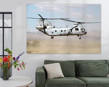 Le Boeing CH-46 Sea Knight décolle dans le désert sur Ramon Berk