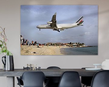 Airbus A340 vliegt laag over Maho Beach, Sint Maarten (SXM) van Ramon Berk