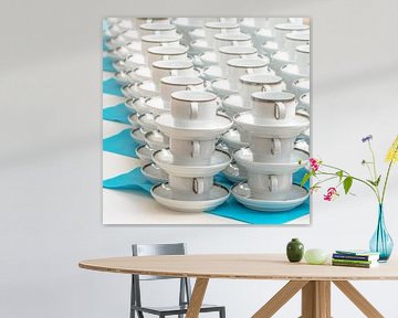 Witte koffiekopjes met bordstandaard op een rijtje gestapeld van Hans-Jürgen Janda