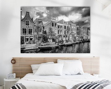 Oude Rijn Leiden in zwart wit van Dirk van Egmond