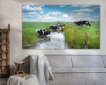 Koeien zoeken verkoeling in de sloot van Digital Art Nederland