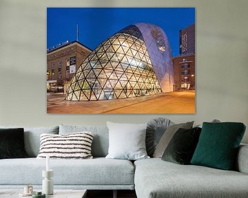 stad iconische Blob Building Eindhoven centrum bij schemering 1 van Tony Vingerhoets